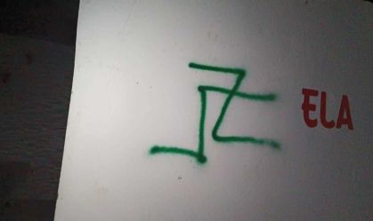 Prédio do MST é incendiado e pichado com símbolo nazista em Pernambuco