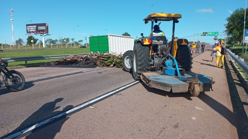 Polícia Militar retirou barricadas montadas por apoiadores do presidente Jair Bolsonaro (PL) na via de acesso ao aeroporto de Viracopos. Retroescavadeira foi utilizada. / Assessoria Viracopos