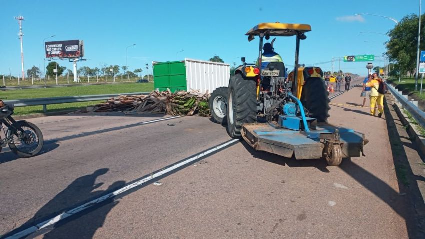 Polícia Militar retirou barricadas montadas por apoiadores do presidente Jair Bolsonaro (PL) na via de acesso ao aeroporto de Viracopos. Retroescavadeira foi utilizada. / Assessoria Viracopos