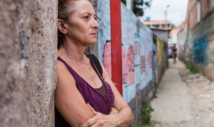 Crítica: "A Mãe" é drama sóbrio que acompanha busca incansável por filho desaparecido na periferia de SP