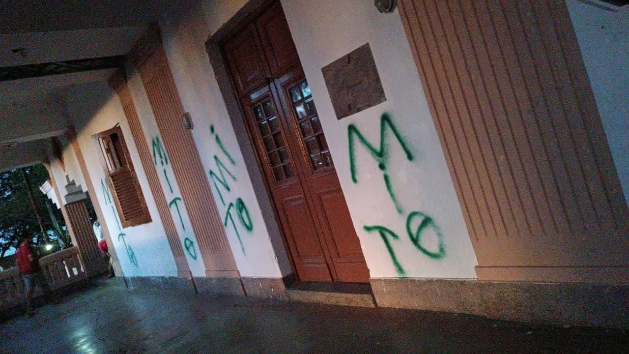 Cento de Formação do MST foi pichado com suástica e palavra "mito" / Reprodução MST