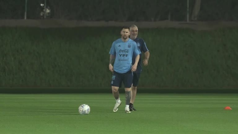 Lionel Messi treina para Copa do Mundo no Catar, em 19 de novembro de 2022