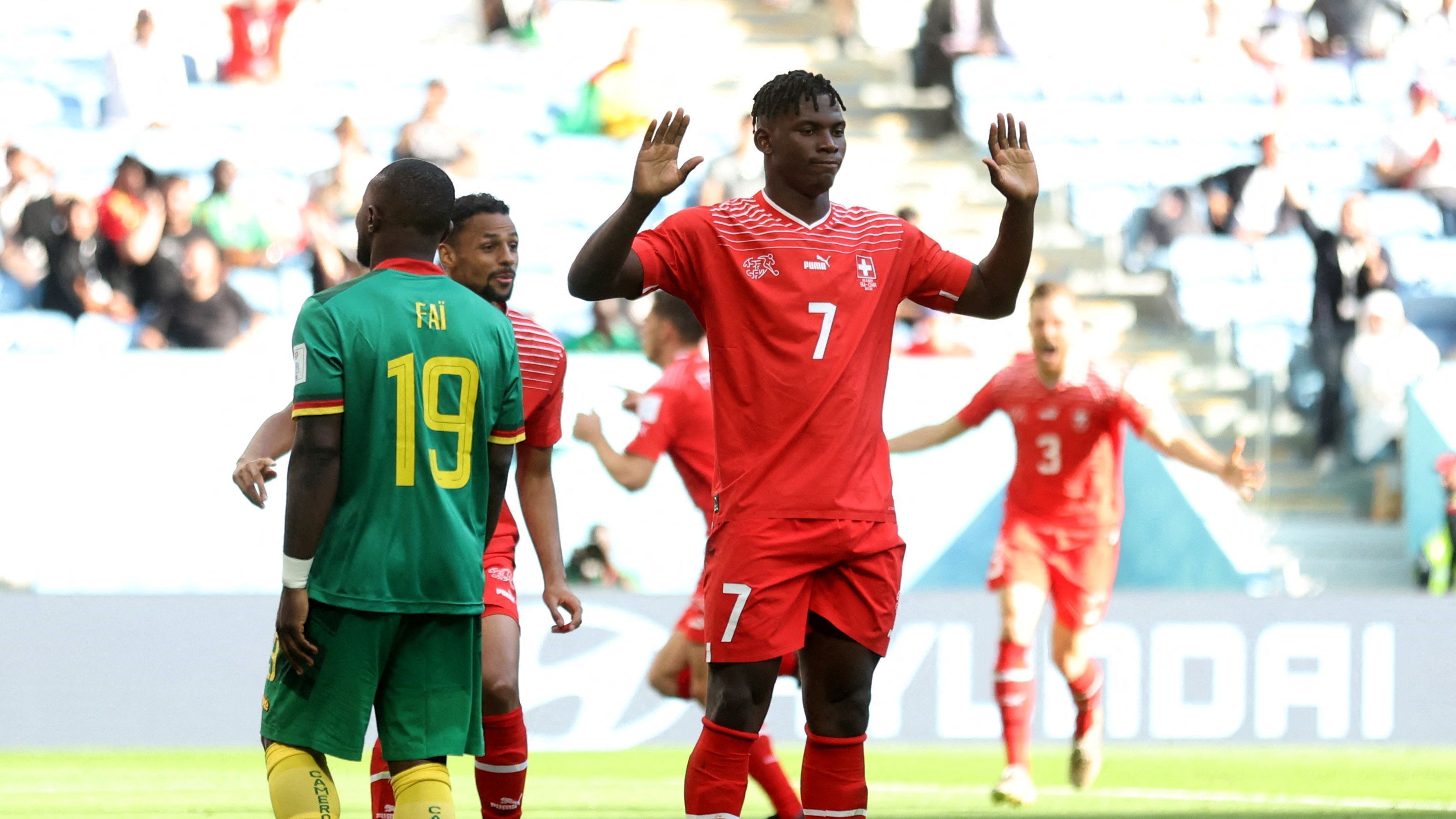 Breel Embolo após marcar o gol da vitória da Suíça sobre Camarões na Copa do Mundo do Catar