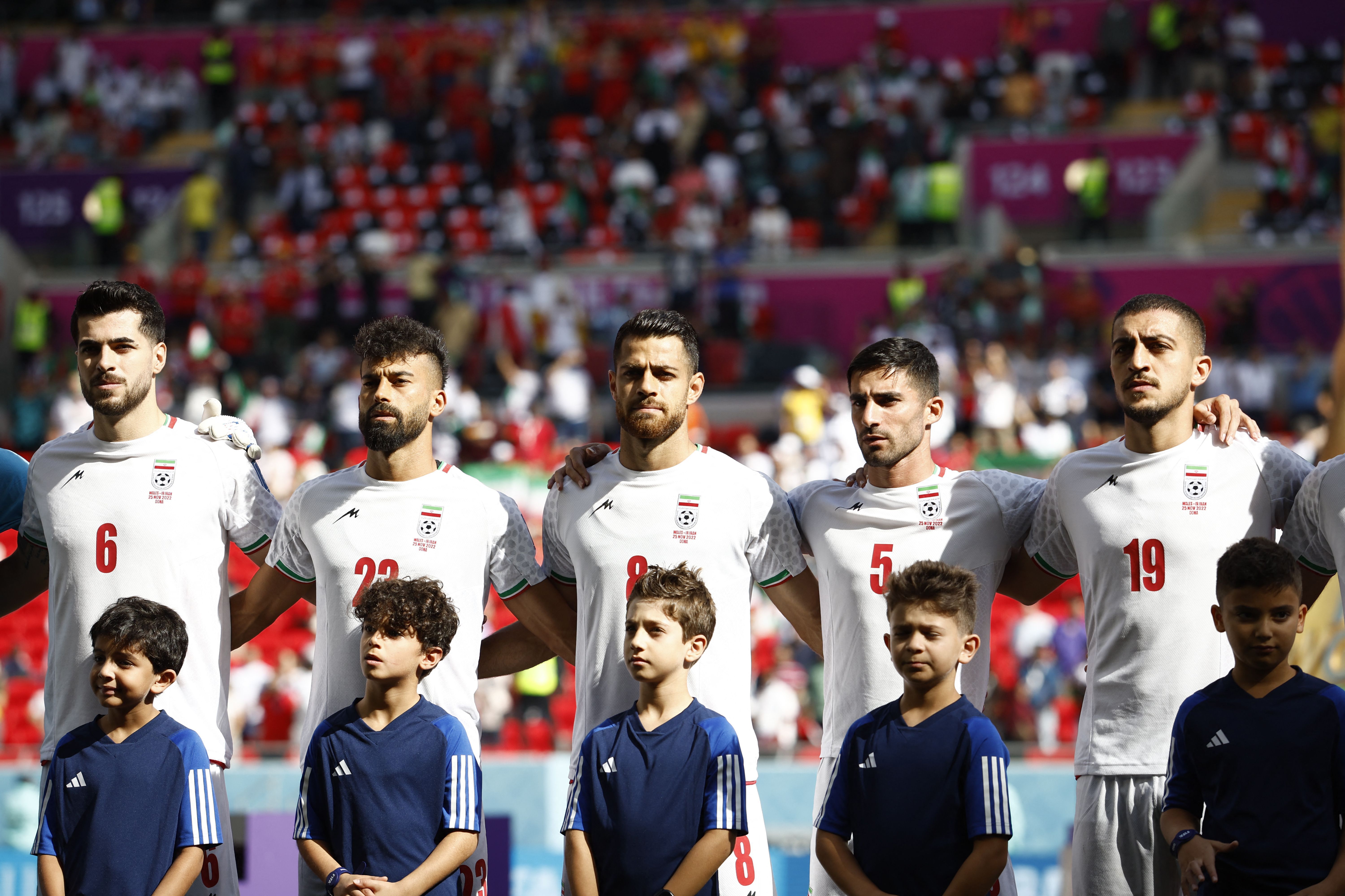 Jogadores da seleção do Irã durante a execução do hino nacional do país antes da partida contra País de Gales pela Copa do Mundo do Catar