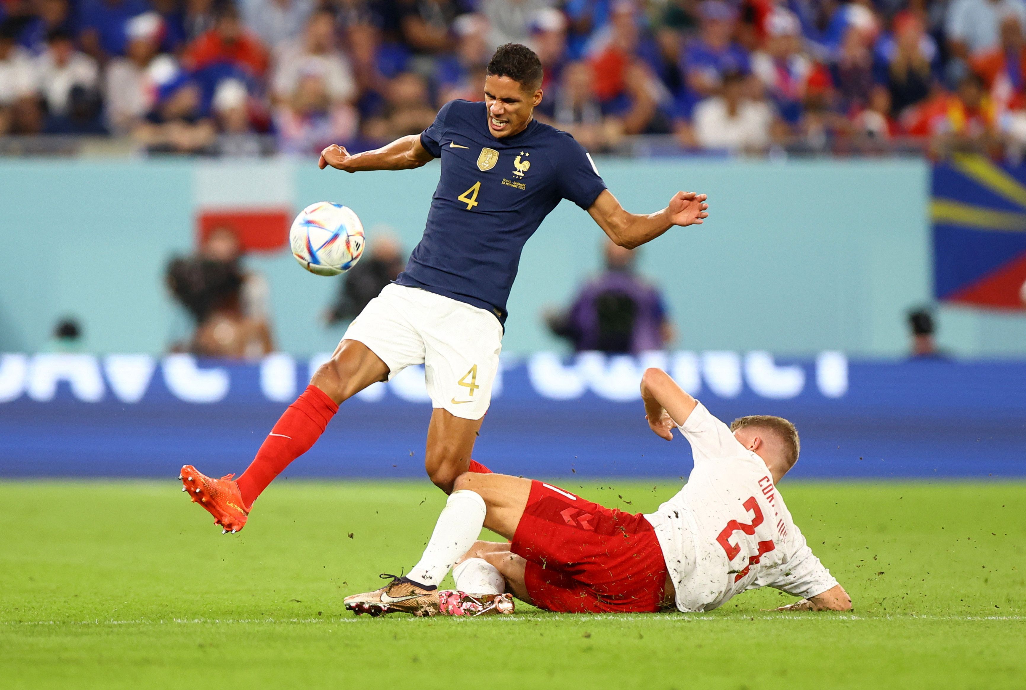 Rafael Varane em partida da França contra a Dinamarca