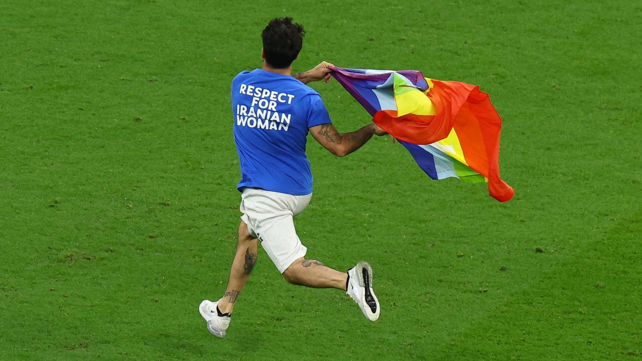 Manifestante invade campo durante partida Portugal x Uruguai