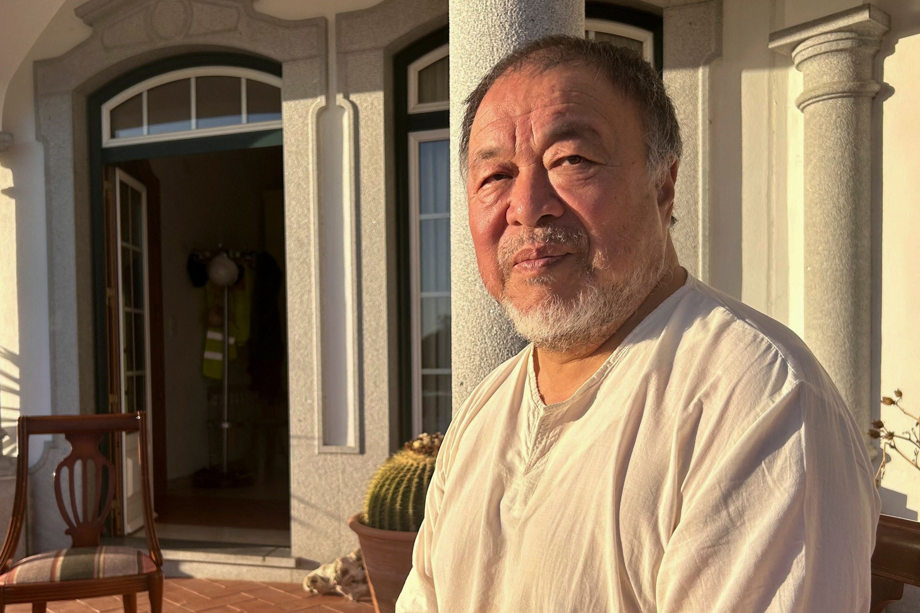 Artista dissidente chinês Ai Weiwei posa para foto após entrevista à Reuters em Montemor-O-Novo, Portugal