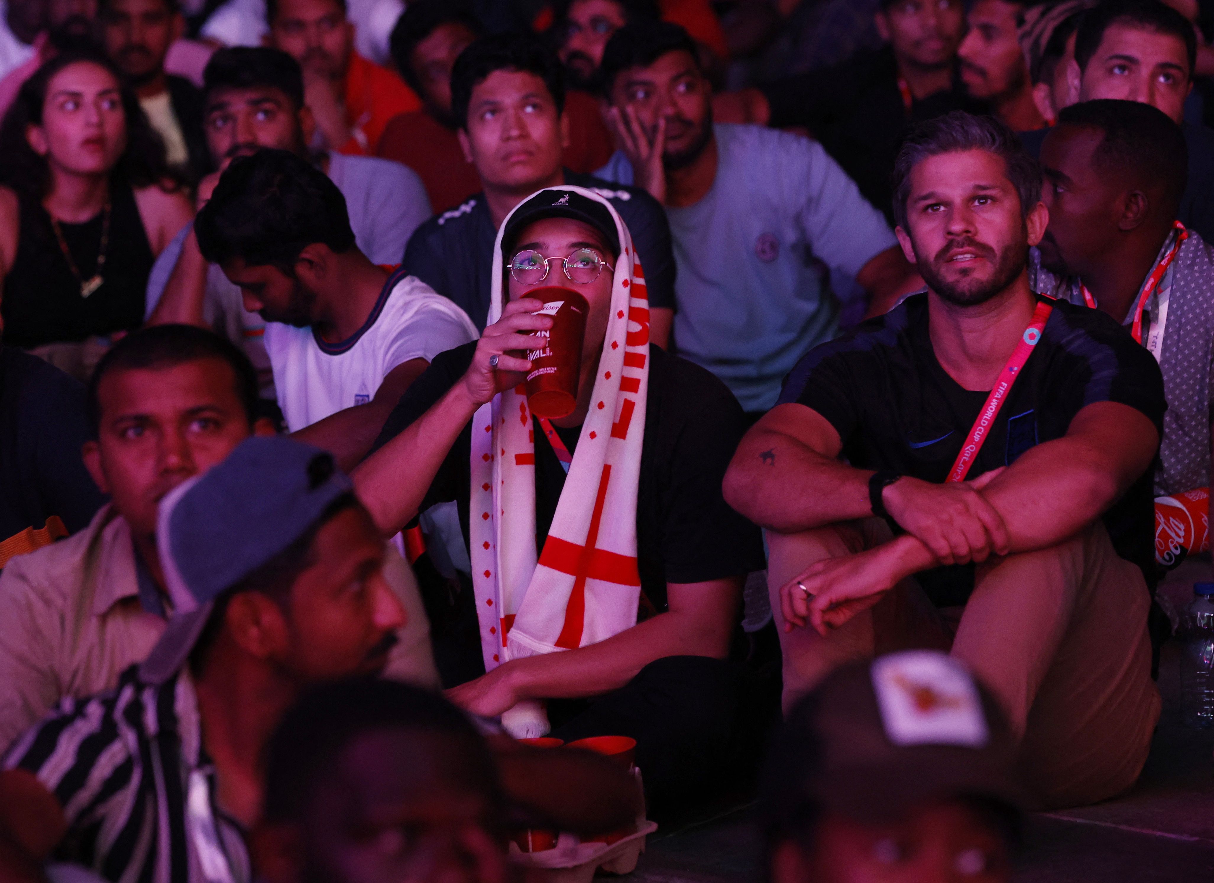 Torcedores bebem cerveja durante partida entre Inglaterra e Estados Unidos na Copa do Mundo do Catar