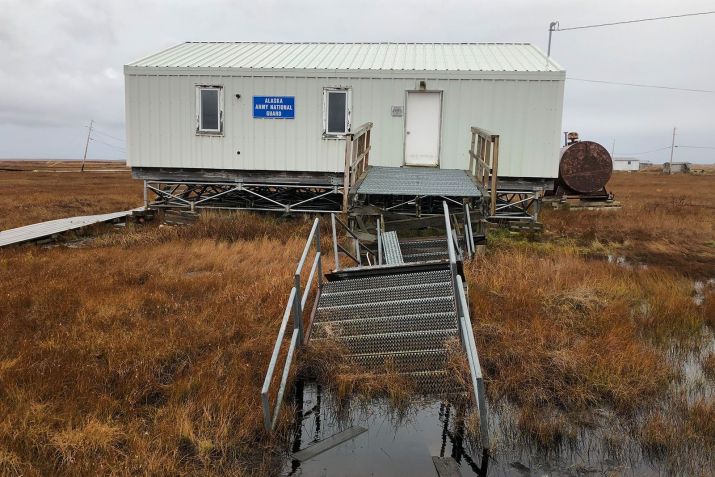As construções em Nunapitchuk, Alasca, estão afundando por causa do derretimento do permafrost. / Sue Natali, Woodwell Climate Research Center