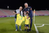 Tite conhece torcedor que carregou seu neto no Catar