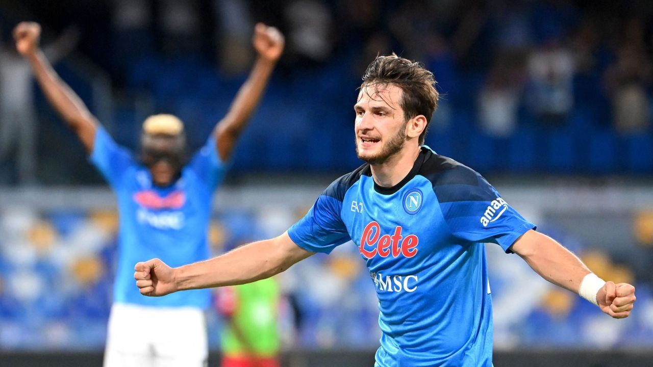 Kvaratskhelia comemora após marcar seu segundo gol pelo Napoli contra o Monza / Getty Images