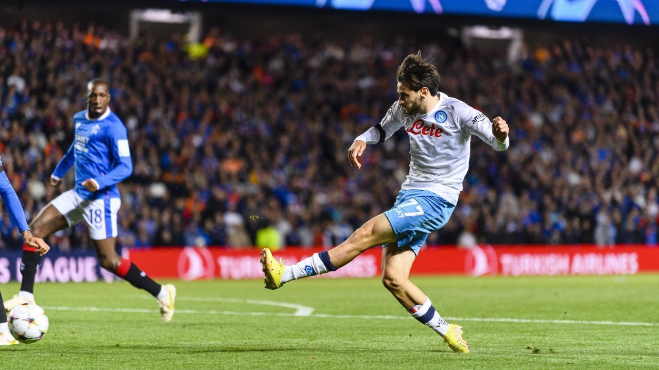 Kvaratskhelia tenta um chute contra o Rangers na Liga dos Campeões / Getty Images