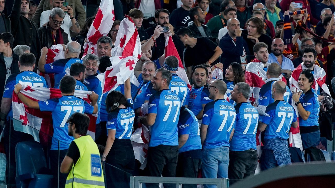 Torcedores comemoram Kvaratskhelia durante a partida da Série A entre Roma e Napoli no Stadio Olimpico em 23 de outubro / Getty Images