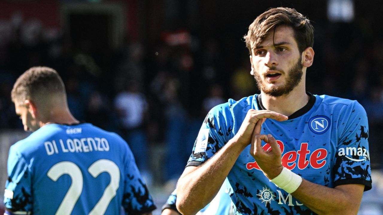 Kvaratskhelia comemora após marcar seu segundo gol pelo Napoli contra o Monza / Getty Images
