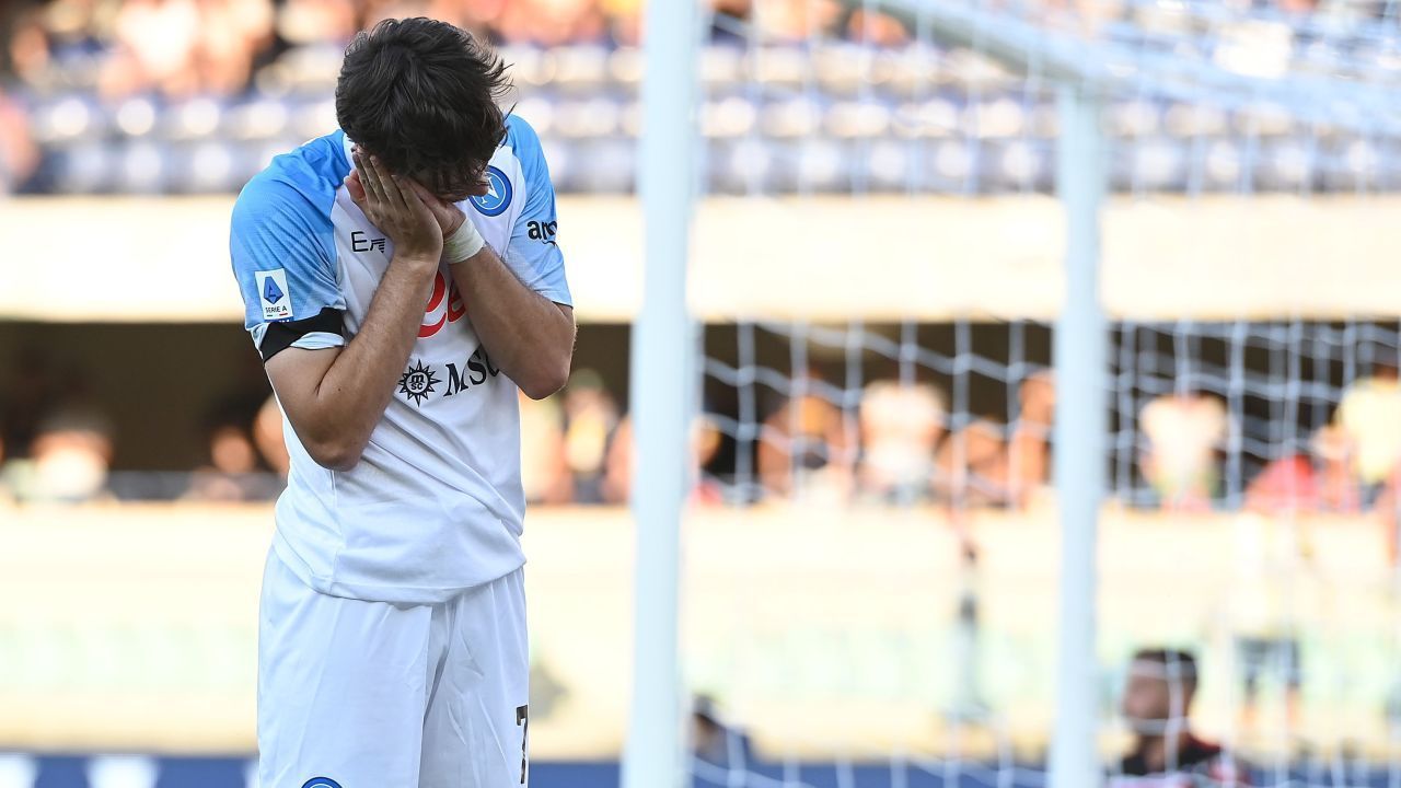 varatskhelia comemora após marcar o gol de empate do Napoli contra o Hellas Verona / Getty Images