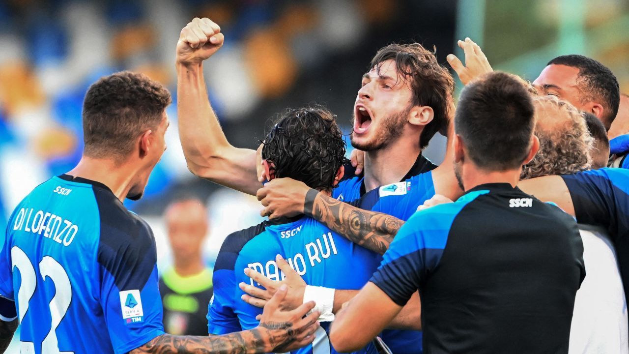 Kvaratskhelia comemora com seus companheiros após marcar contra o Monza / Getty Images