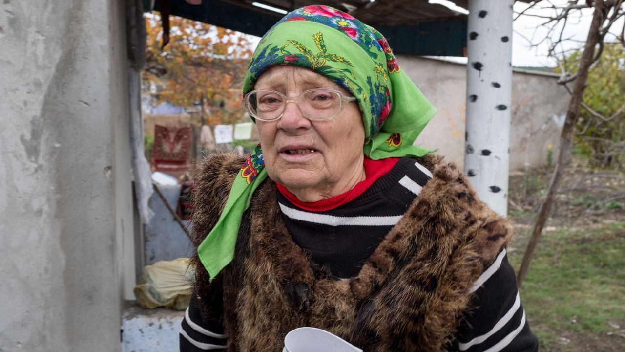 Vera Lapushnyak voltou para casa depois que sua aldeia foi libertada pelas forças ucranianas para descobrir que seu telhado havia sido quase completamente destruído / Mick Krever/CNN
