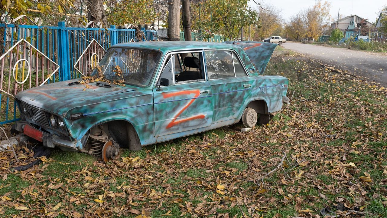 Um carro abandonado em uma vila do sul da Ucrânia anteriormente ocupada pelas forças russas é marcado com a letra 'Z' / Mick Krever/CNN