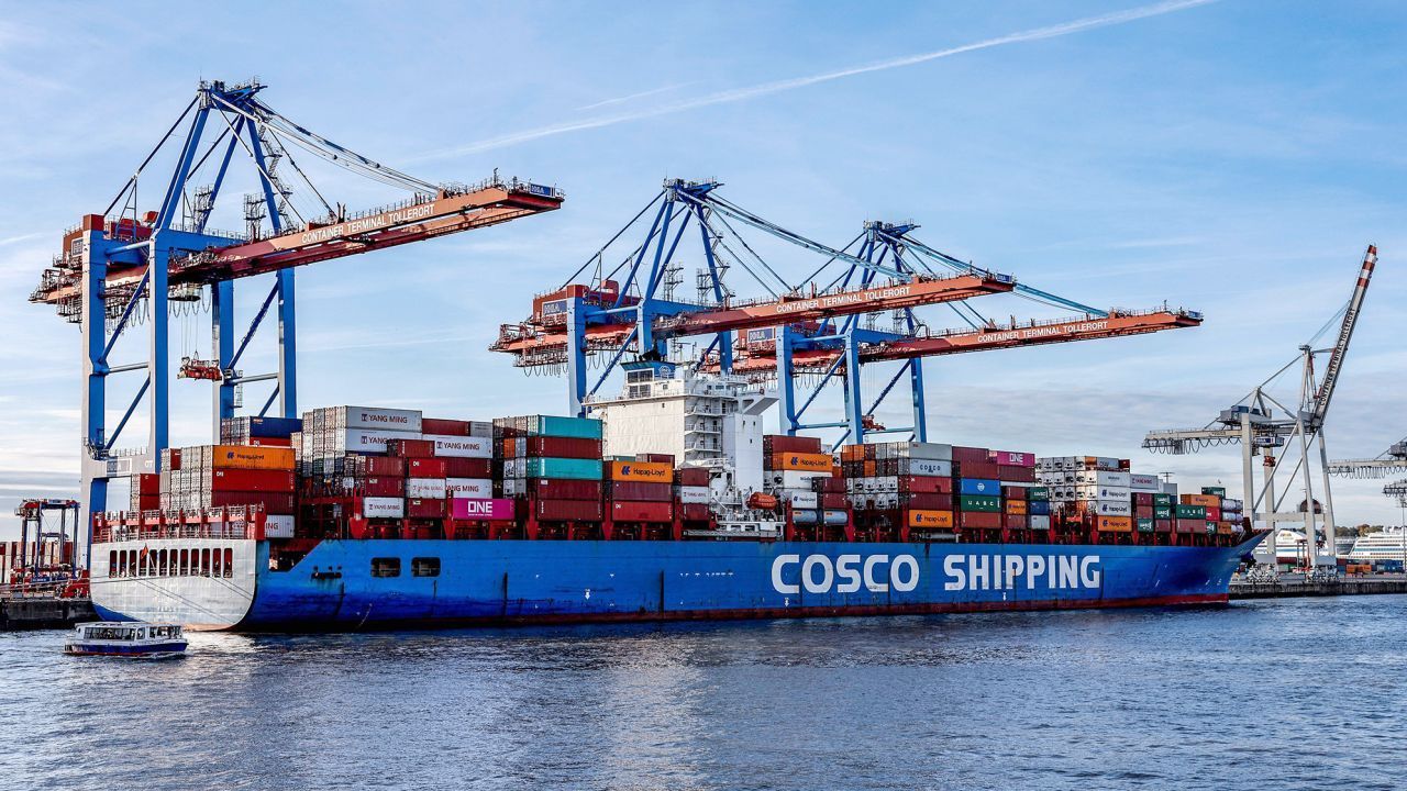 Navio porta-contêineres da Cosco Shipping atracado no Terminal de Contêineres Tollerort de propriedade da HHLA, no porto de Hamburgo, Alemanha