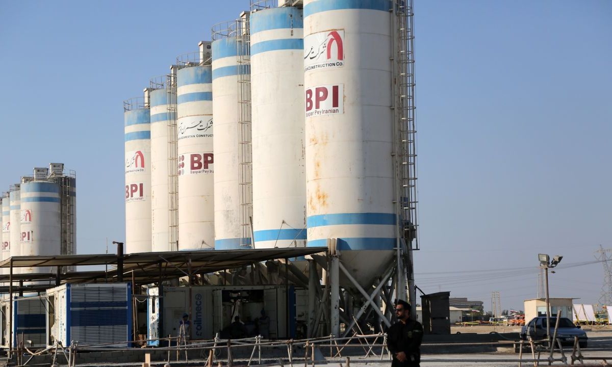 Centrífugas girando em cascata em instalação nuclear