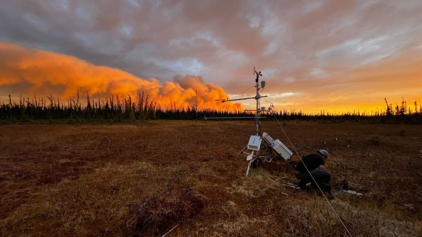 Em meados de setembro, a fumaça de um incêndio era visível atrás de uma torre de monitoramento do permafrost na Scotty Creek Research Station, nos Territórios do Noroeste do Canadá. A própria torre queimou em outubro devido a atividades incomuns de incêndio não provocado / Joëlle Voglimacci - Stephanopoli