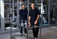 Startup que lançou vodka de carbono recapturado agora produz combustível de aviação com mesma técnica