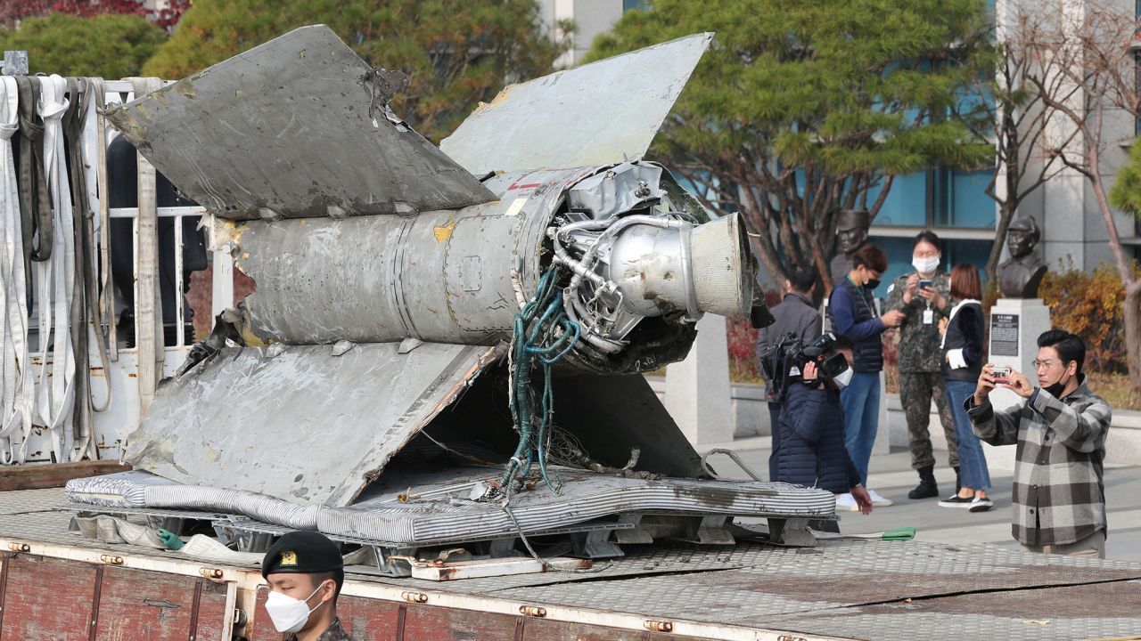 Os restos de um míssil norte-coreano, recuperado do mar, que foi identificado como um míssil terra-ar SA-5 da era soviética, em 9 de novembro. Yonhap/Reuters