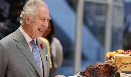 Rei Charles chama compositor de musicais para criar hino de sua coroação