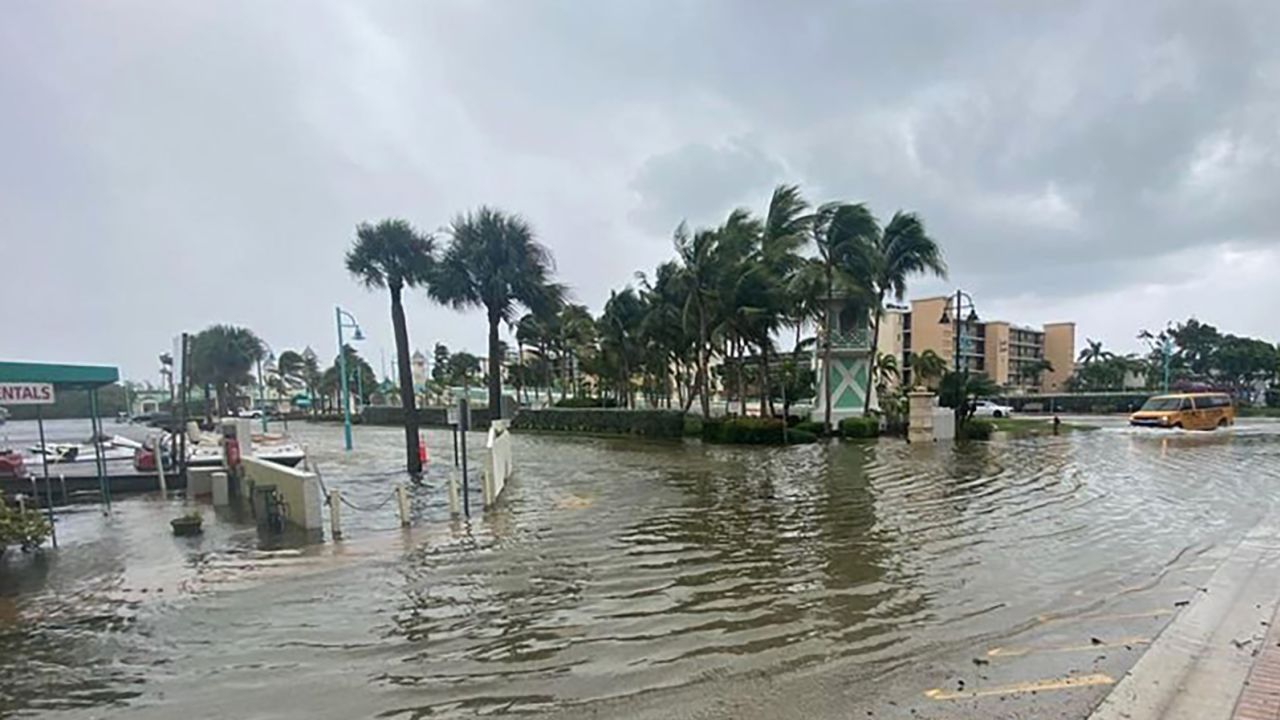 221110102429-02-nicole-florida-110922