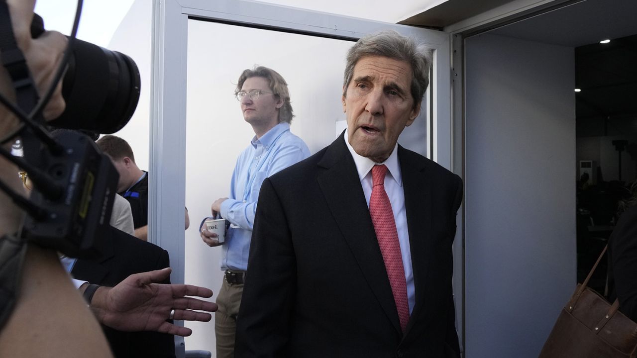 221116103942-john-kerry-cop-111622