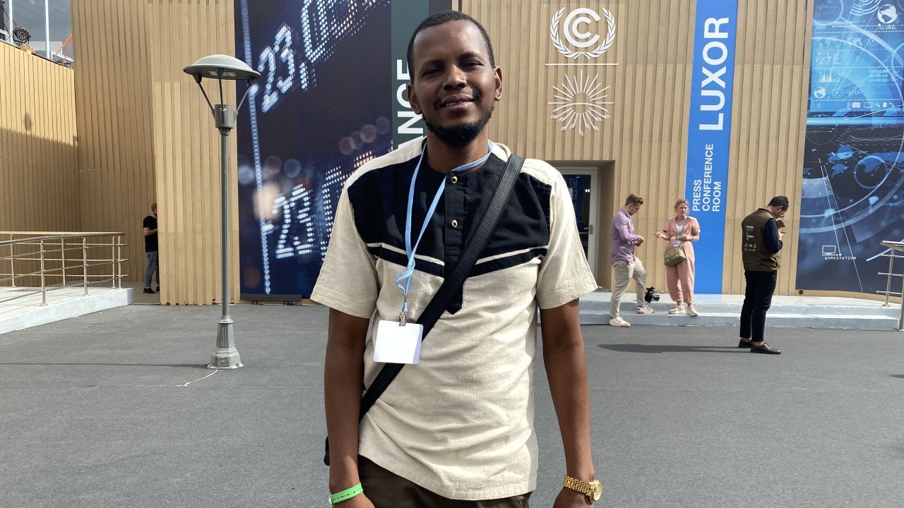 O ativista climático queniano Omar Elmaawi na COP27. / Ivana Kottasova/CNN