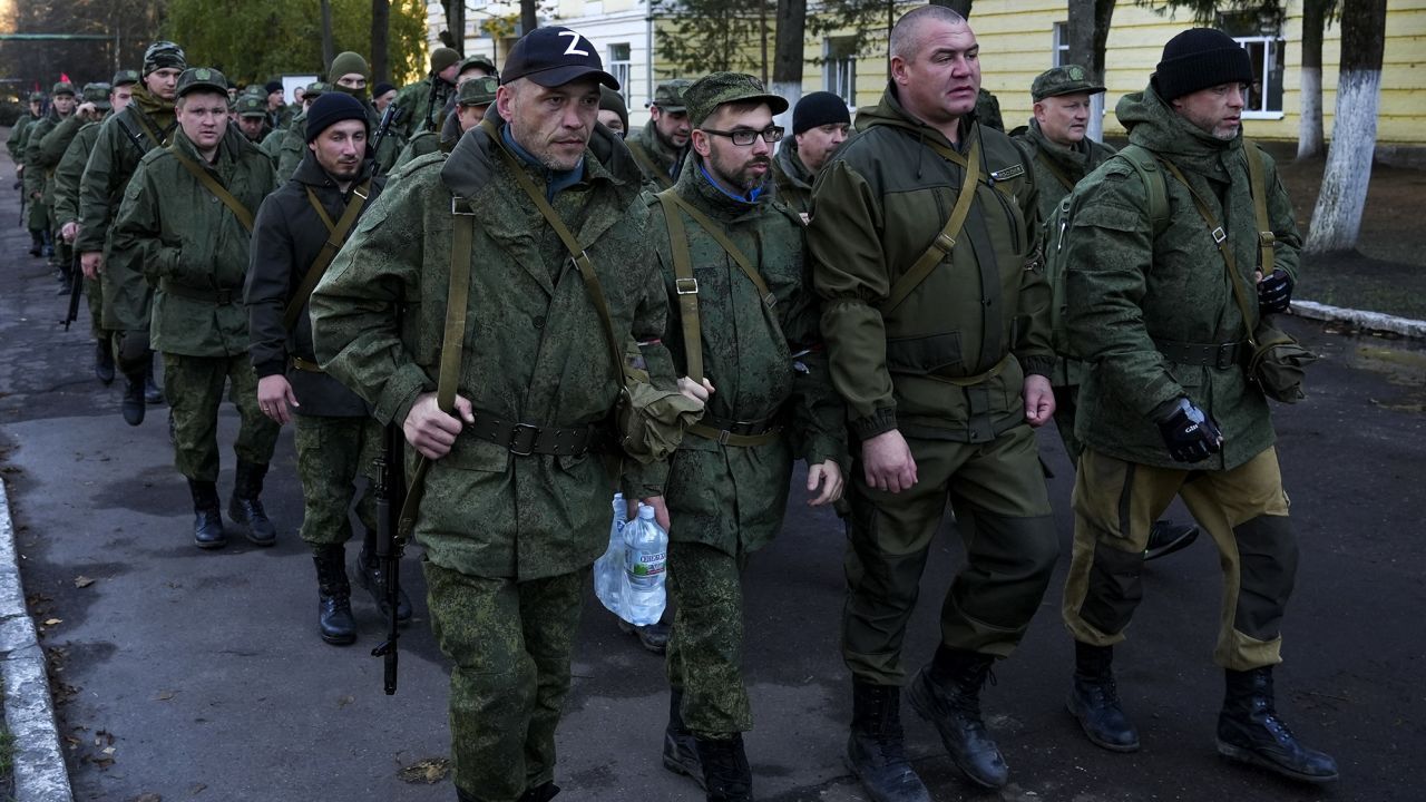 Cidadãos russos recrutados durante a mobilização parcial são vistos sendo enviados para áreas de coordenação de combate após uma convocação militar para a guerra Rússia-Ucrânia em Moscou, Rússia, em 10 de outubro de 2022. Agência Anadolu/Getty Images