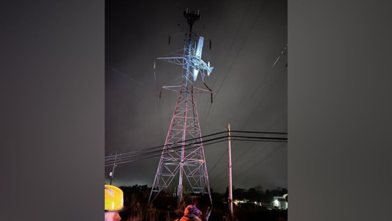 O acidente de avião derrubou temporariamente a energia para mais de 100 mil pessoas. Pete Piringer/mcfrsPIO/Twitter