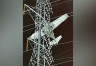 Avião cai em linha de energia e equipes de resgate usam colheitadeira para salvar vítimas nos EUA