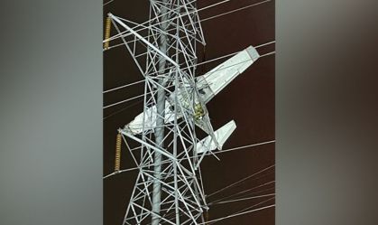 Avião cai em linha de energia e equipes de resgate usam colheitadeira para salvar vítimas nos EUA