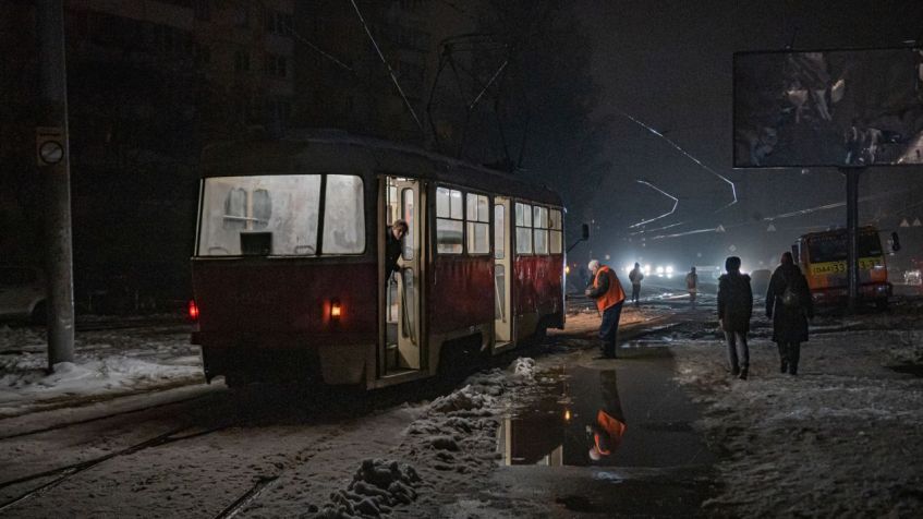 Apagões atingiram Kyiv nas últimas semanas, quando a Rússia lançou mísseis contra a rede de energia da Ucrânia. / Zinchenko/Global Images Ucrânia/Getty Images