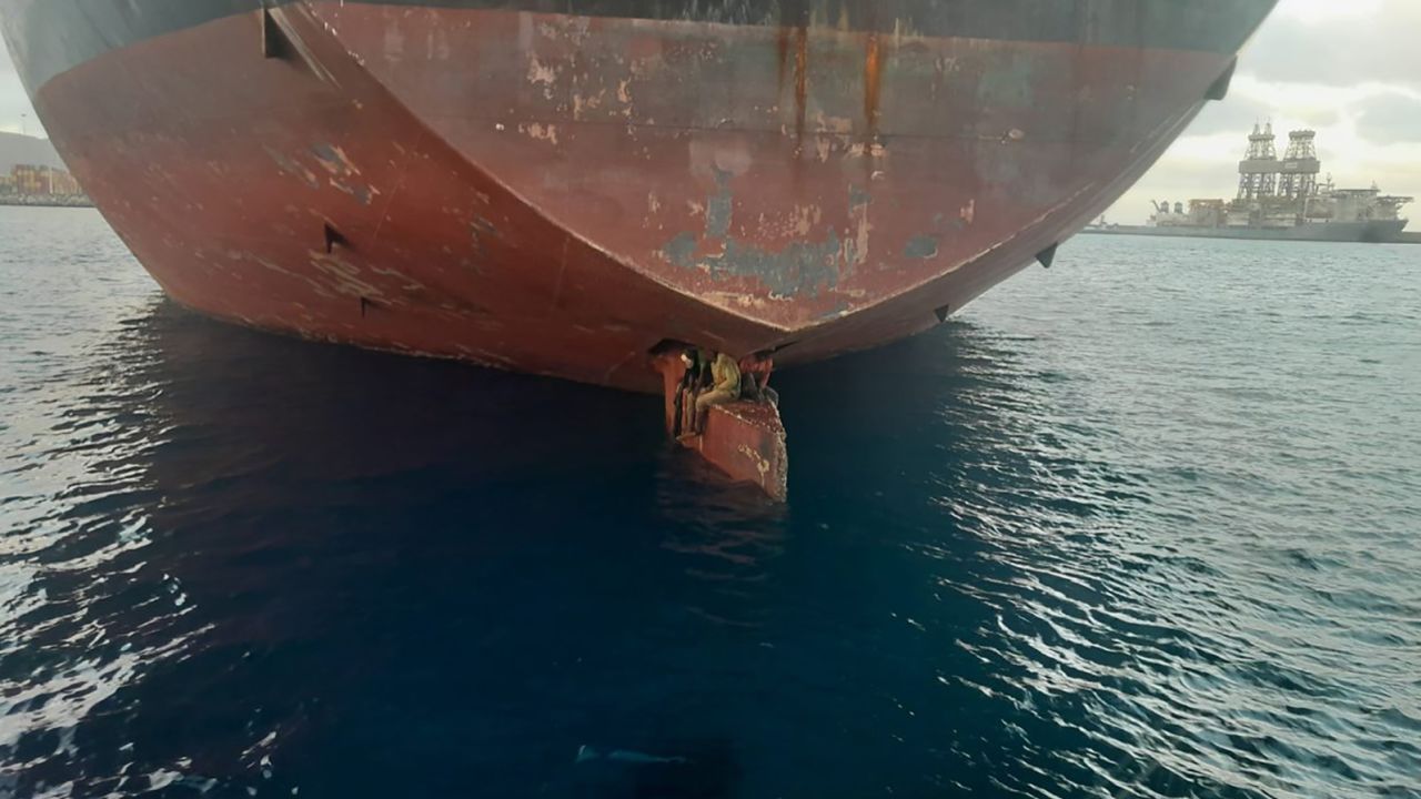 221129120425-spanish-rudder-stowaways