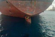 Três imigrantes nigerianos sobrevivem a viagem de 11 dias sentados em leme de navio