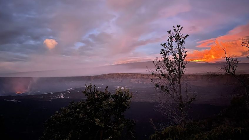 O lago de lava do vulcão Kilauea, à esquerda, e um brilho magnífico de Mauna Loa, no canto superior direito, iluminam o céu da manhã. Joyce Ibasan/Foto do NPS