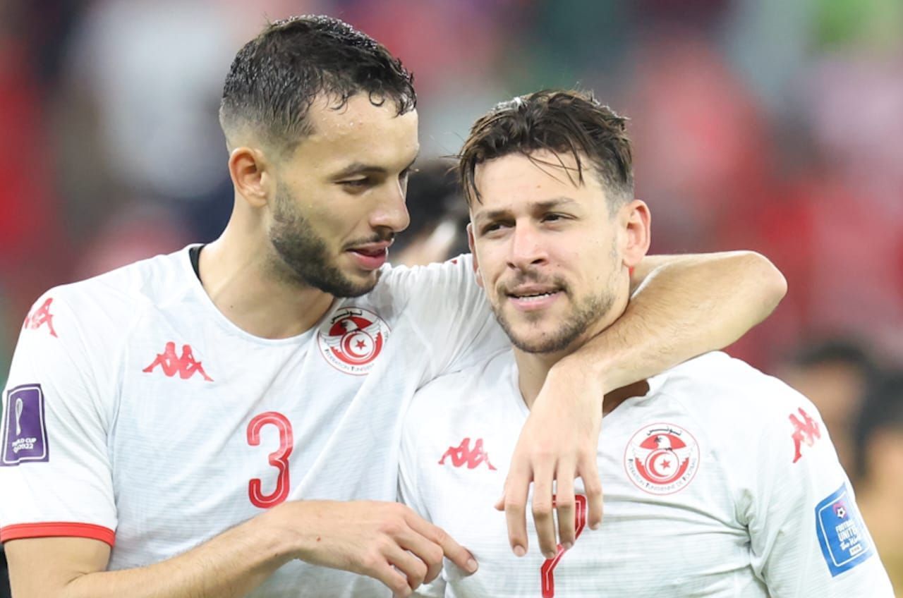 Montassar Talbi e Youssef Msakni, da Tunísia, em jogo contra a Dinamarca pela Copa do Mundo de 2022, no Catar