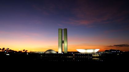 Prédio do Congresso Nacional durante o amanhecer na Esplanada dos Ministérios