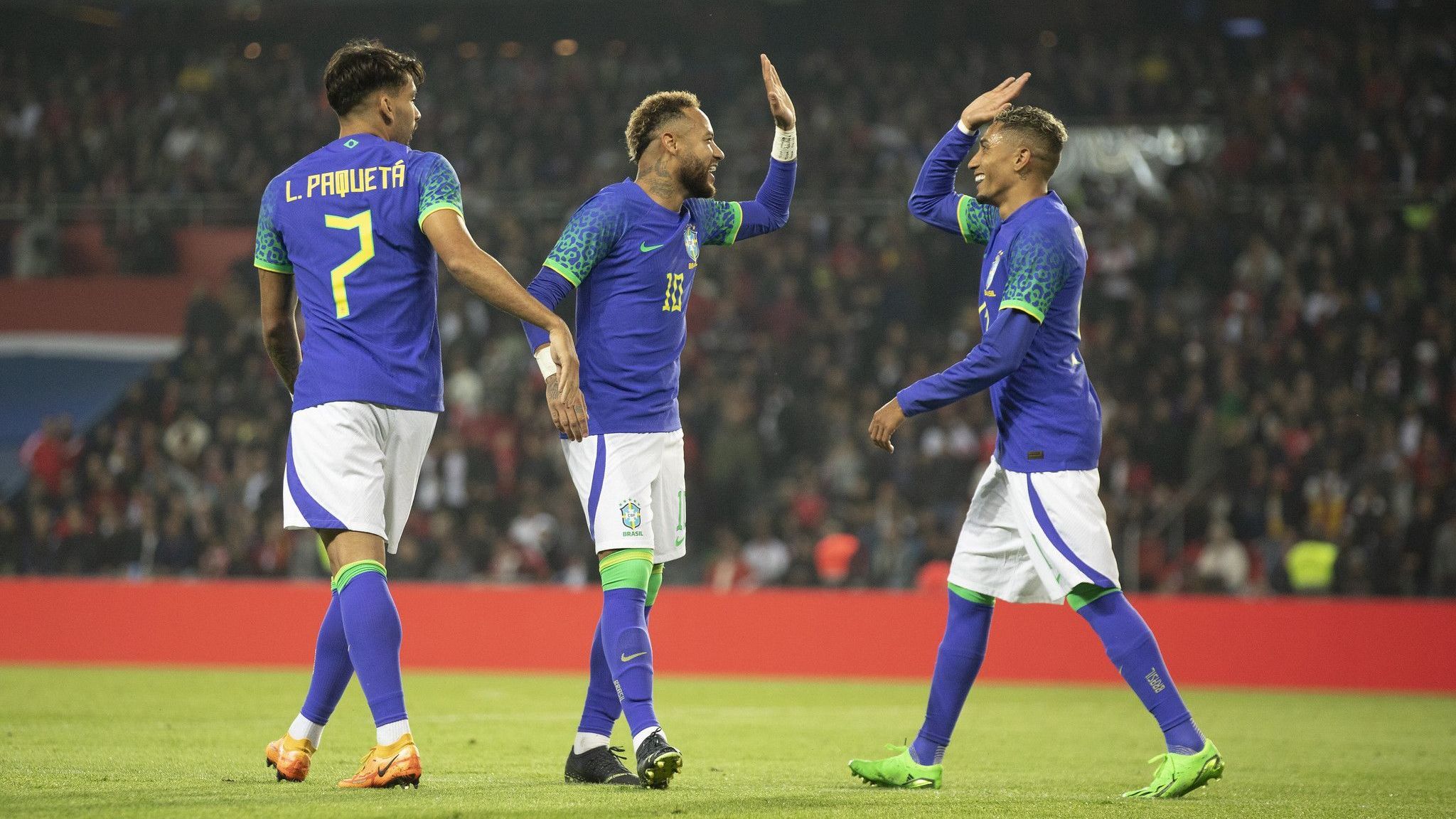 Paquetá, Neymar e Raphinha durante jogo da Seleção Brasileira