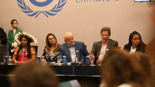 Lideranças indígenas, Janja, Lula e Fernando Haddad, na COP27, no Egito