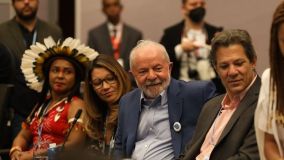 Lideranças indígenas, Janja, Lula e Fernando Haddad, na COP27, no Egito