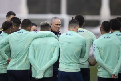 Tite conversa com jogadores da Seleção Brasileira em Turim, na Itália, em meio a uma sessão de treinamento