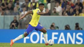 Alex Sandro corre com a bola em jogo do Brasil contra a Sérvia pela Copa do Mundo no Catar