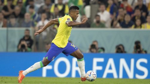 Alex Sandro corre com a bola em jogo do Brasil contra a Sérvia pela Copa do Mundo no Catar