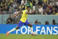 Alex Sandro está fora da partida do Brasil contra Camarões