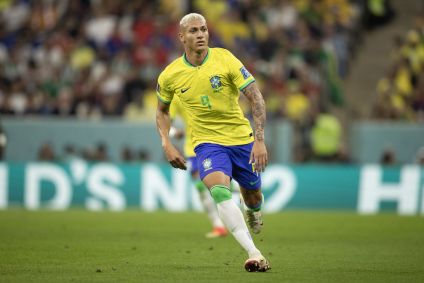 Richarlison corre para receber a bola em jogo do Brasil contra a Sérvia pela Copa do Mundo no Catar