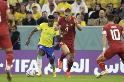 Vinícius Júnior tenta sair de marcação da Sérvia contra o Brasil em jogo pela Copa do Mundo no Catar